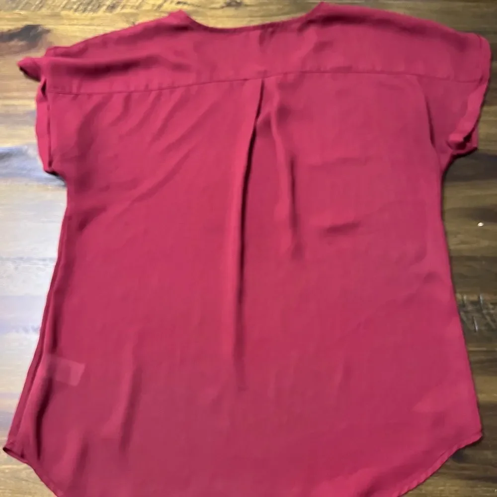 Maurice’s Maroon Short Sleeve V-neck Round Hem Blouse, Women's Size Medium